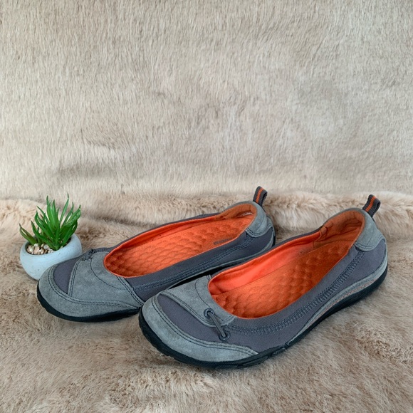 Clarks Shoes - Clarks slip on flats